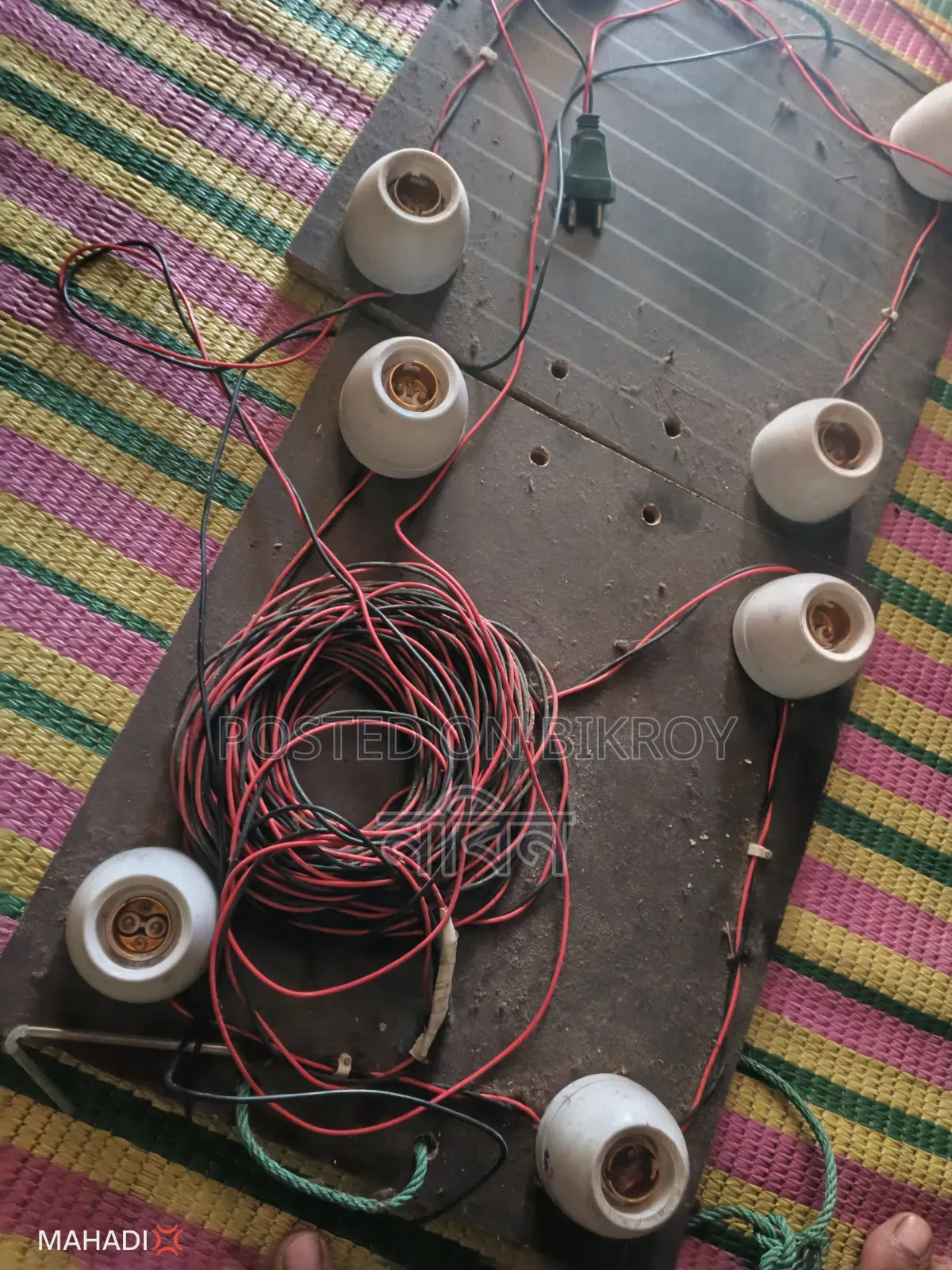 তার এবং বোর্ডের সাথে লাগানো হোল্ডার