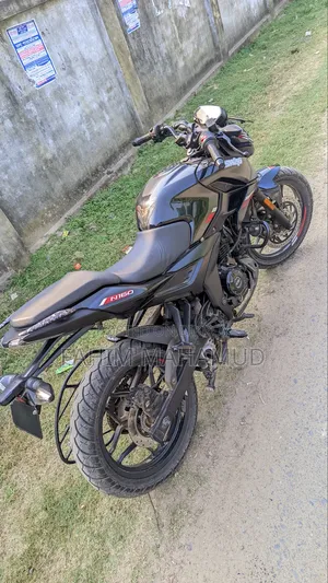 বাজাজ পালসার এন১৬০ ২০২৪ ব্ল্যাক