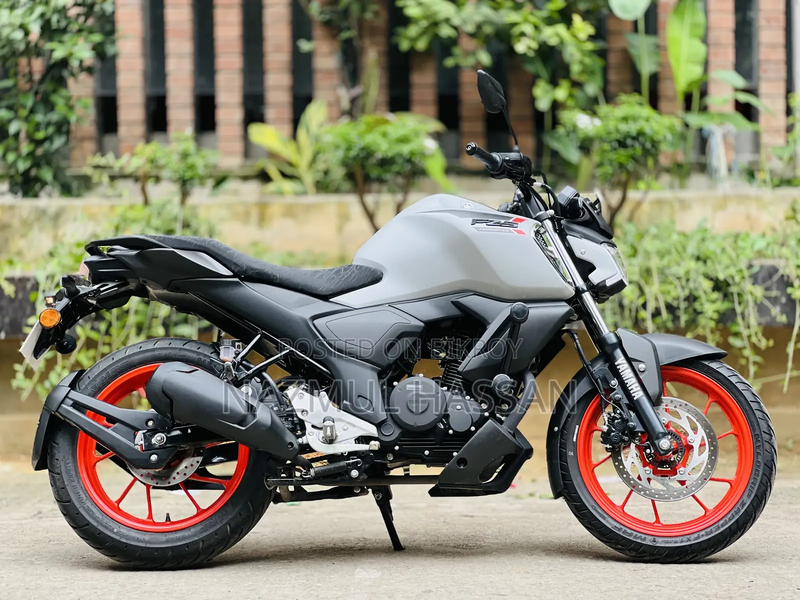 ইয়ামাহা এফজেড ২০২৫ সাদা
