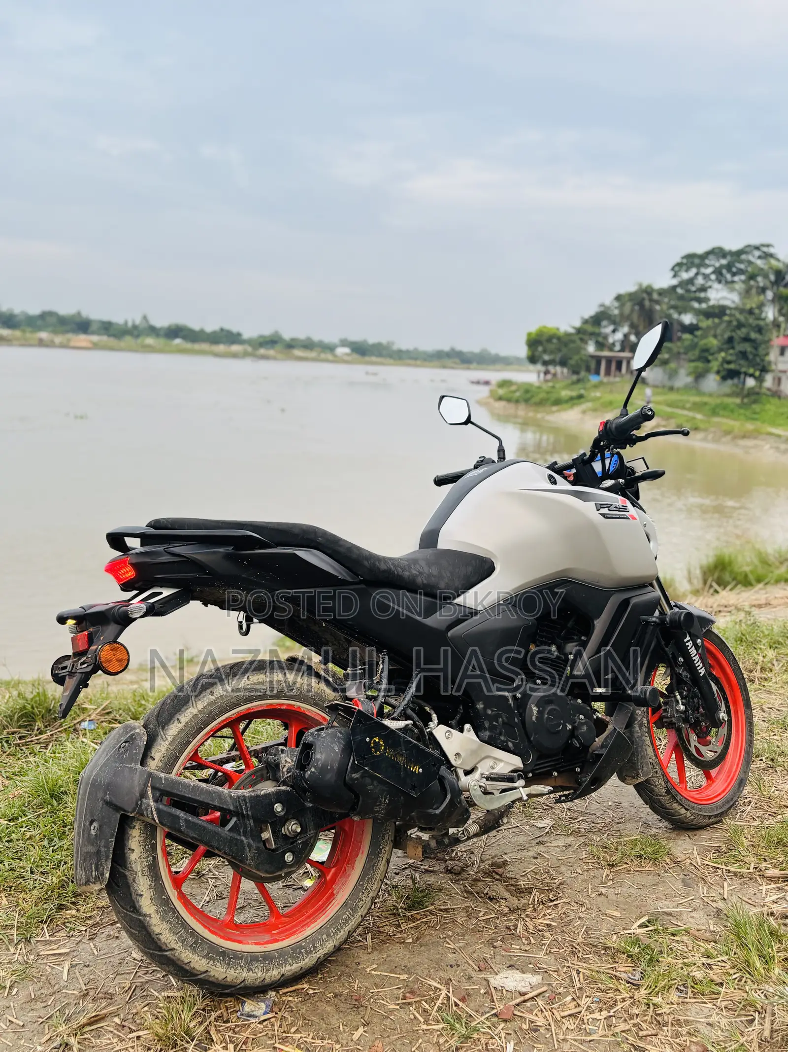 ইয়ামাহা এফজেড ২০২৫ সাদা