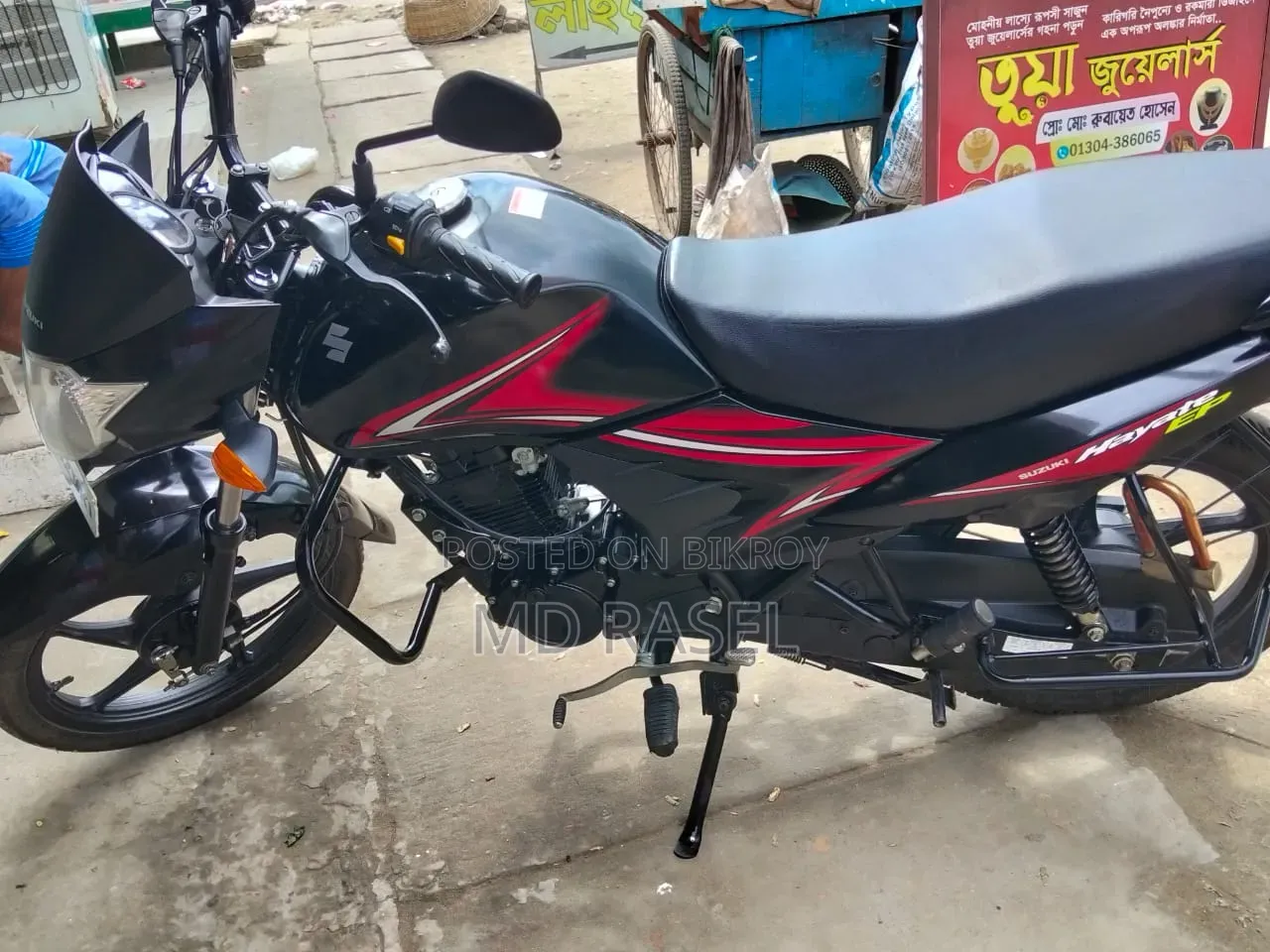 সুজুকি হায়াতে ২০২৫ কালো