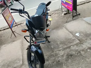 সুজুকি হায়াতে ২০২৫ কালো