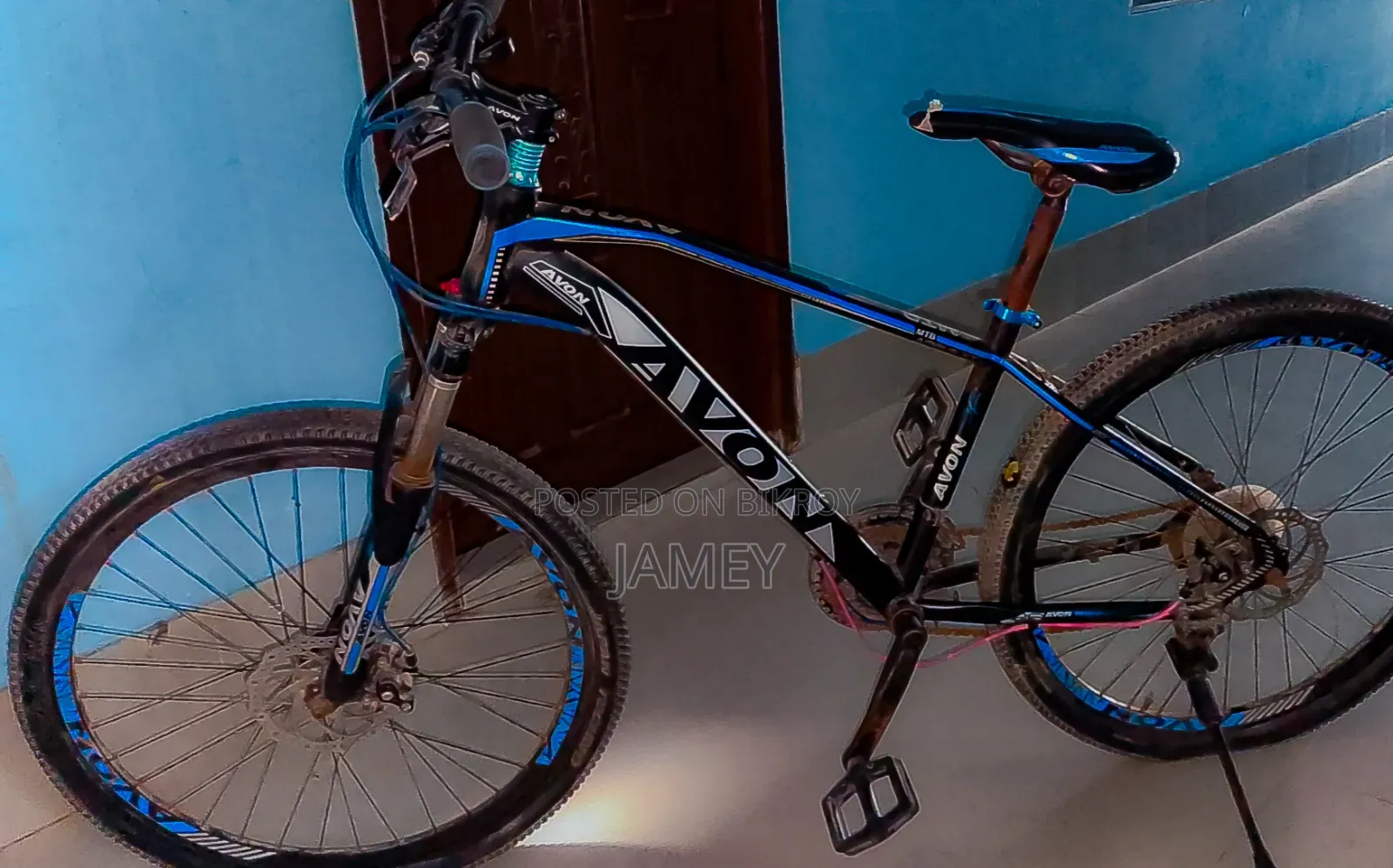 সু-রক্ষণাবেক্ষণ করা সাইকেল, মসৃণ রাইড, টেকসই ফ্রেম, ব্যবহারের জন্য প্রস্তুত।