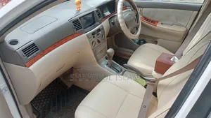টয়োটা করোলা ২০০৪ হোয়াইট