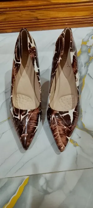 ১ জোড়া হিল জুতা সেল করা হবে