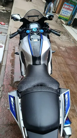 Yamaha R1 2023 Silver