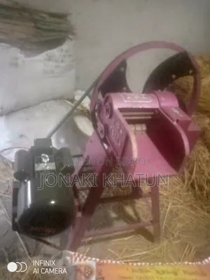 Cow straw cutting machine