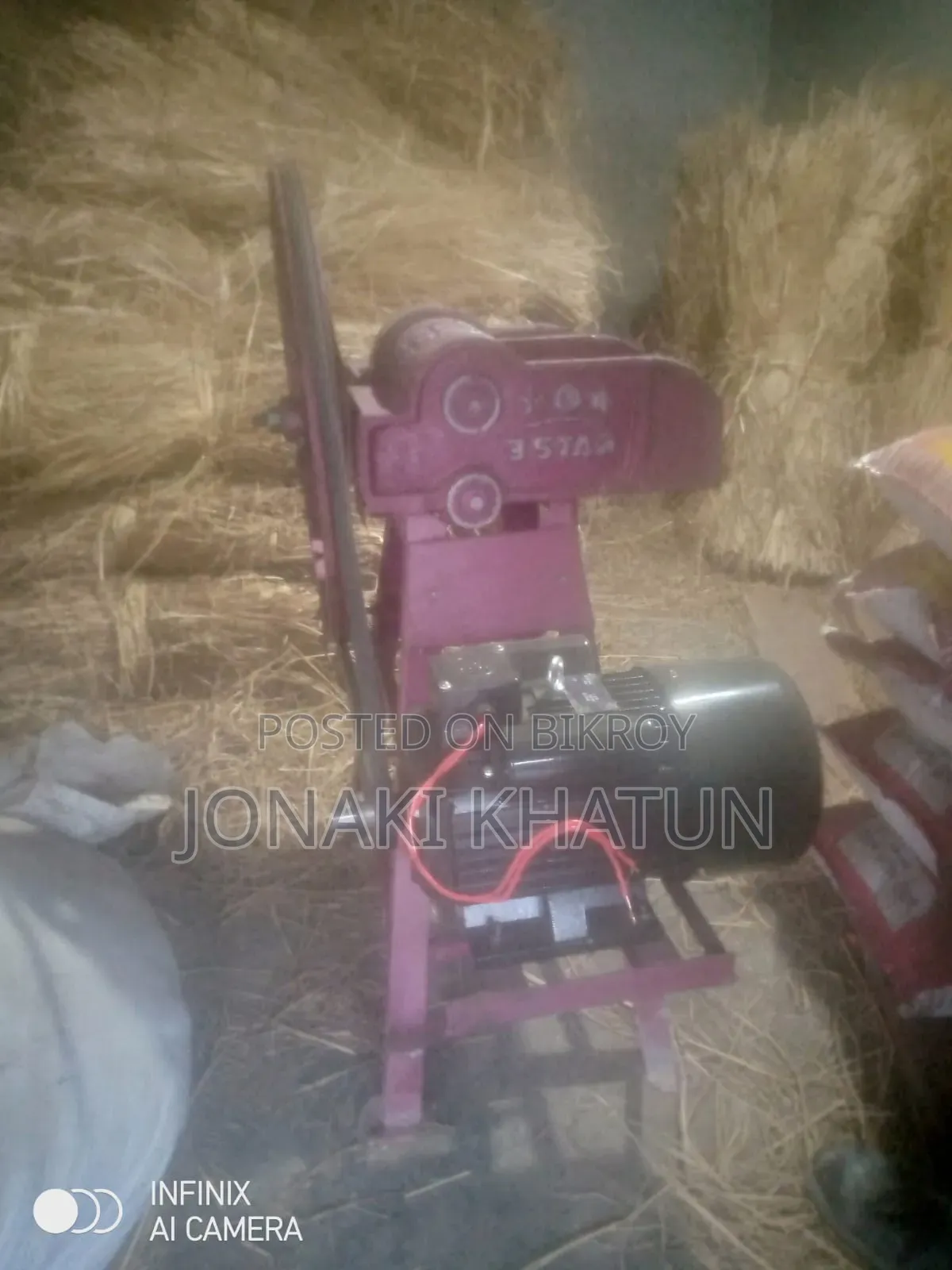 Cow straw cutting machine