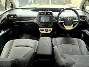 Toyota Prius Two 2017 Pearl