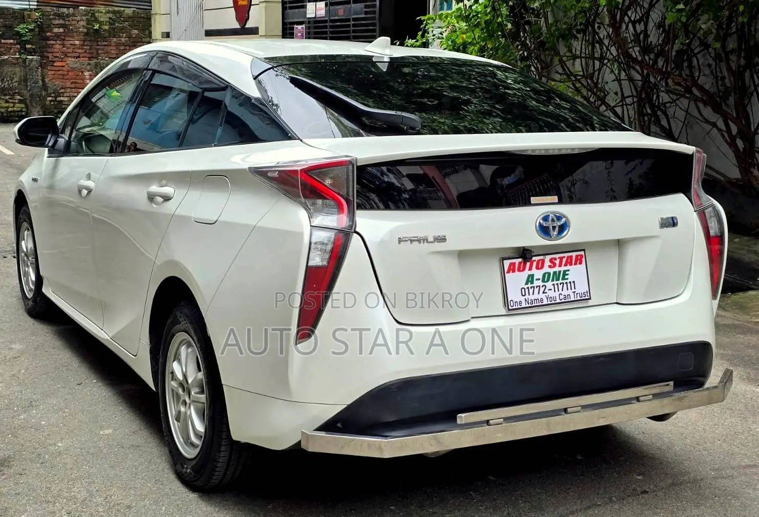 Toyota Prius Two 2017 Pearl