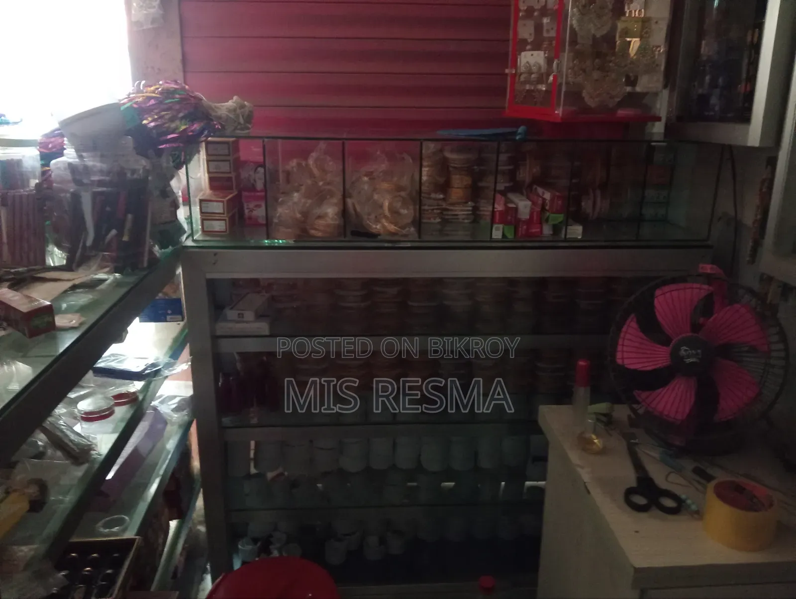 Cosmetic shop decoration for sale (aluminum + glass)