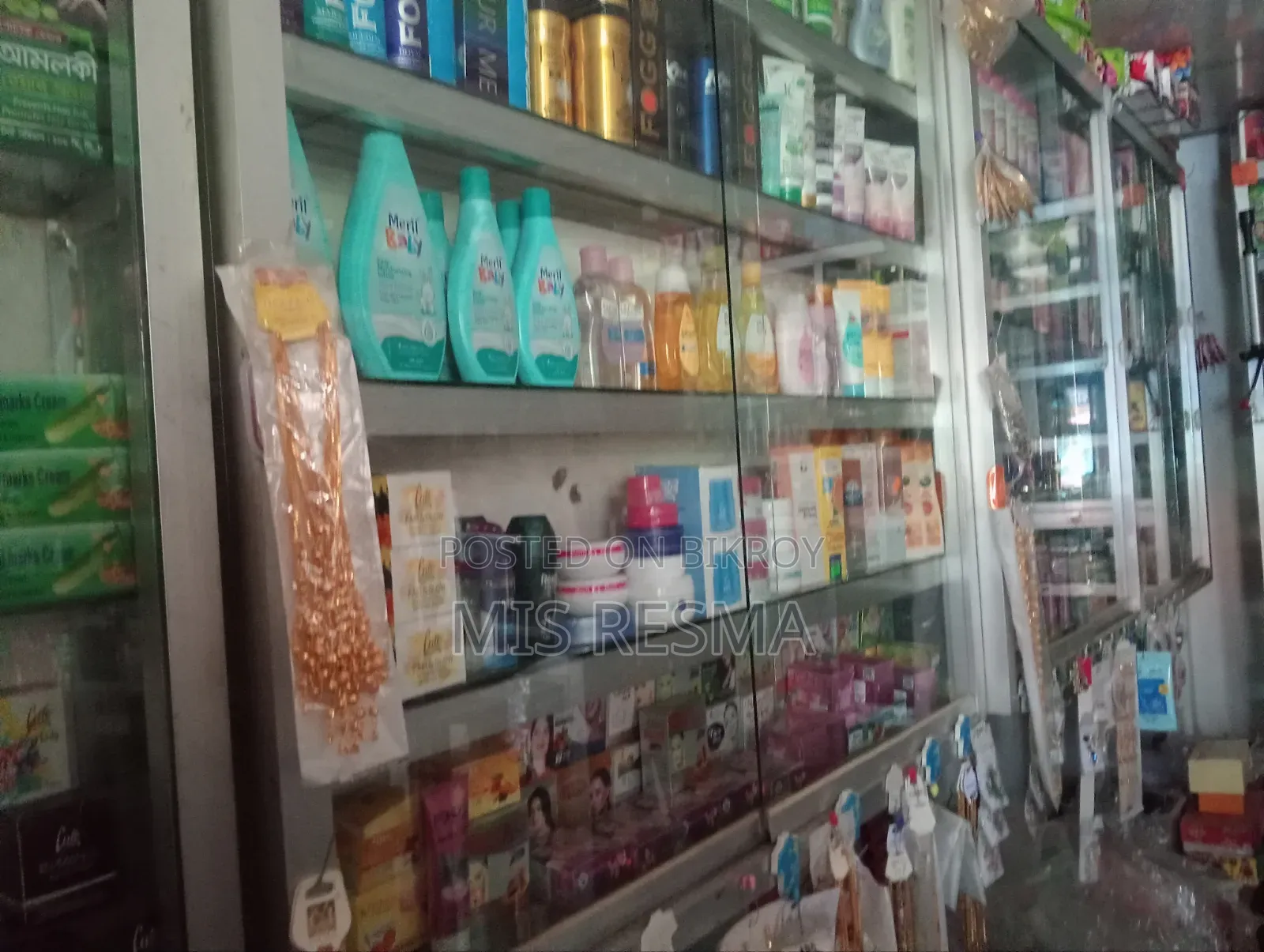 Cosmetic shop decoration for sale (aluminum + glass)