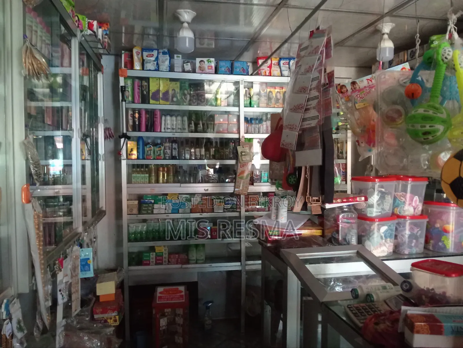 Cosmetic shop decoration for sale (aluminum + glass)