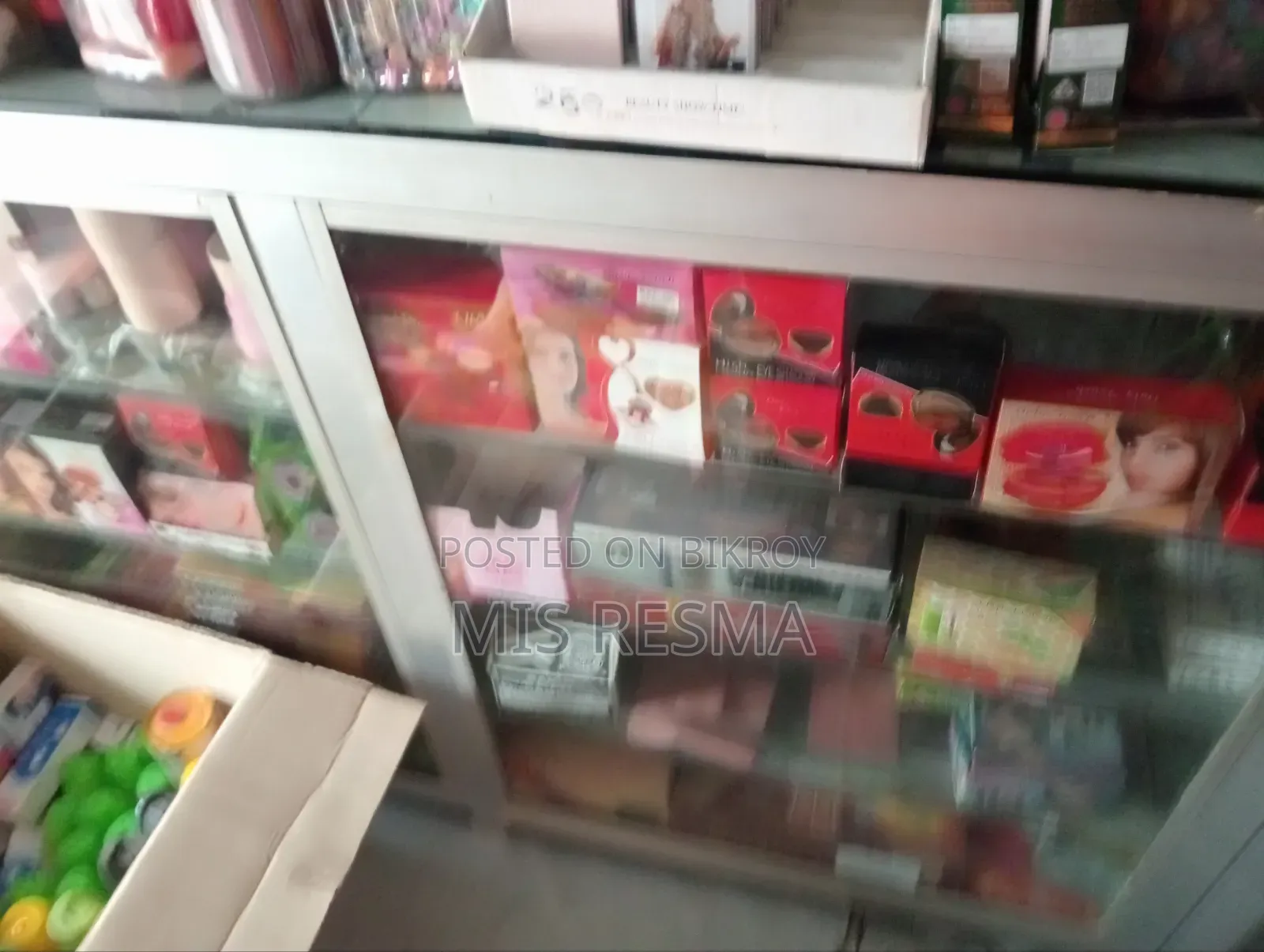 Cosmetic shop decoration for sale (aluminum + glass)