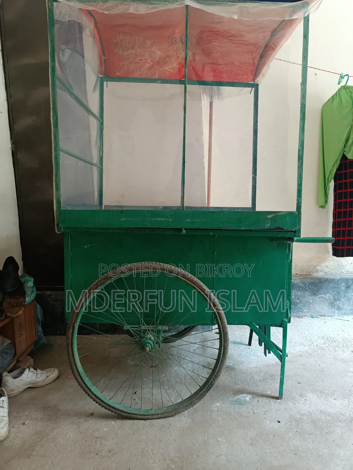 Three-wheeled beautiful food cart