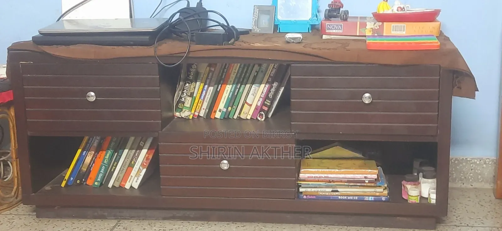 টিভি ট্রলি এবং বুকশেলফ