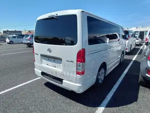 Toyota HiAce 2022 White