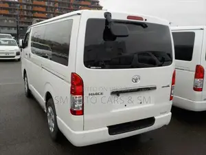 টয়োটা হাইএস ২০২২ সাদা