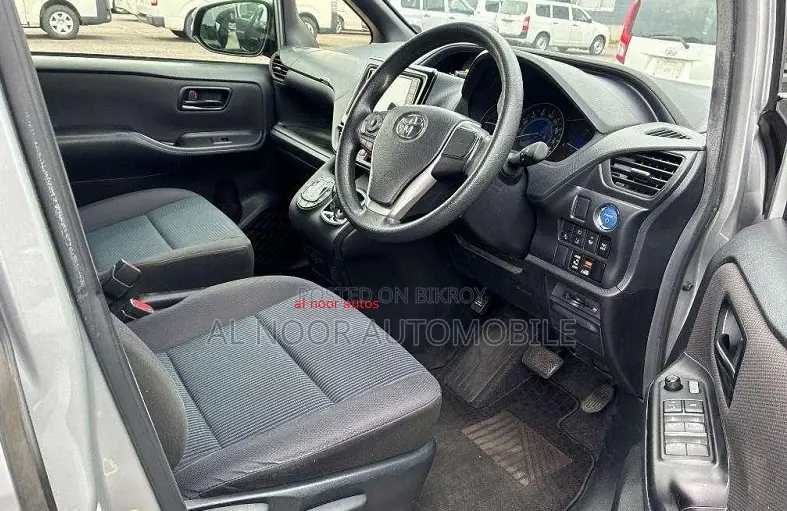 Toyota Noah 2021 Silver