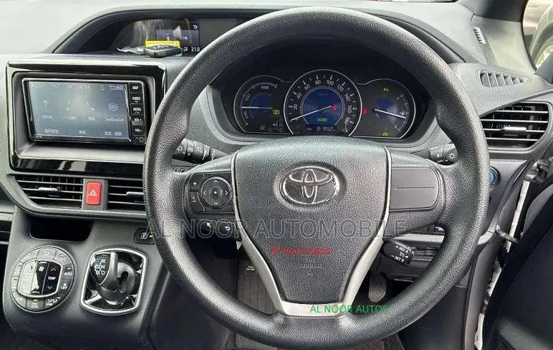 Toyota Noah 2021 Silver