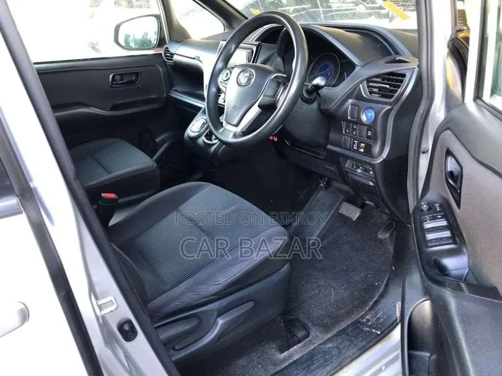 Toyota Noah 1.8 Front-Wheel Drive Hybrid (7 Seater) 2021 Silver