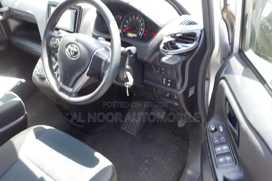 Toyota Noah 2020 Silver