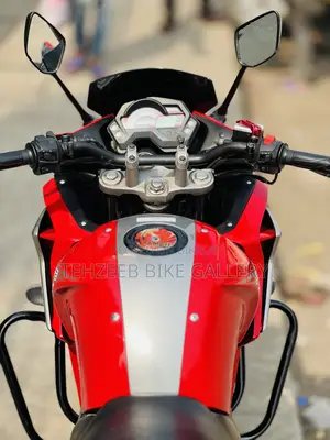 ইয়ামাহা ২০১২ লাল