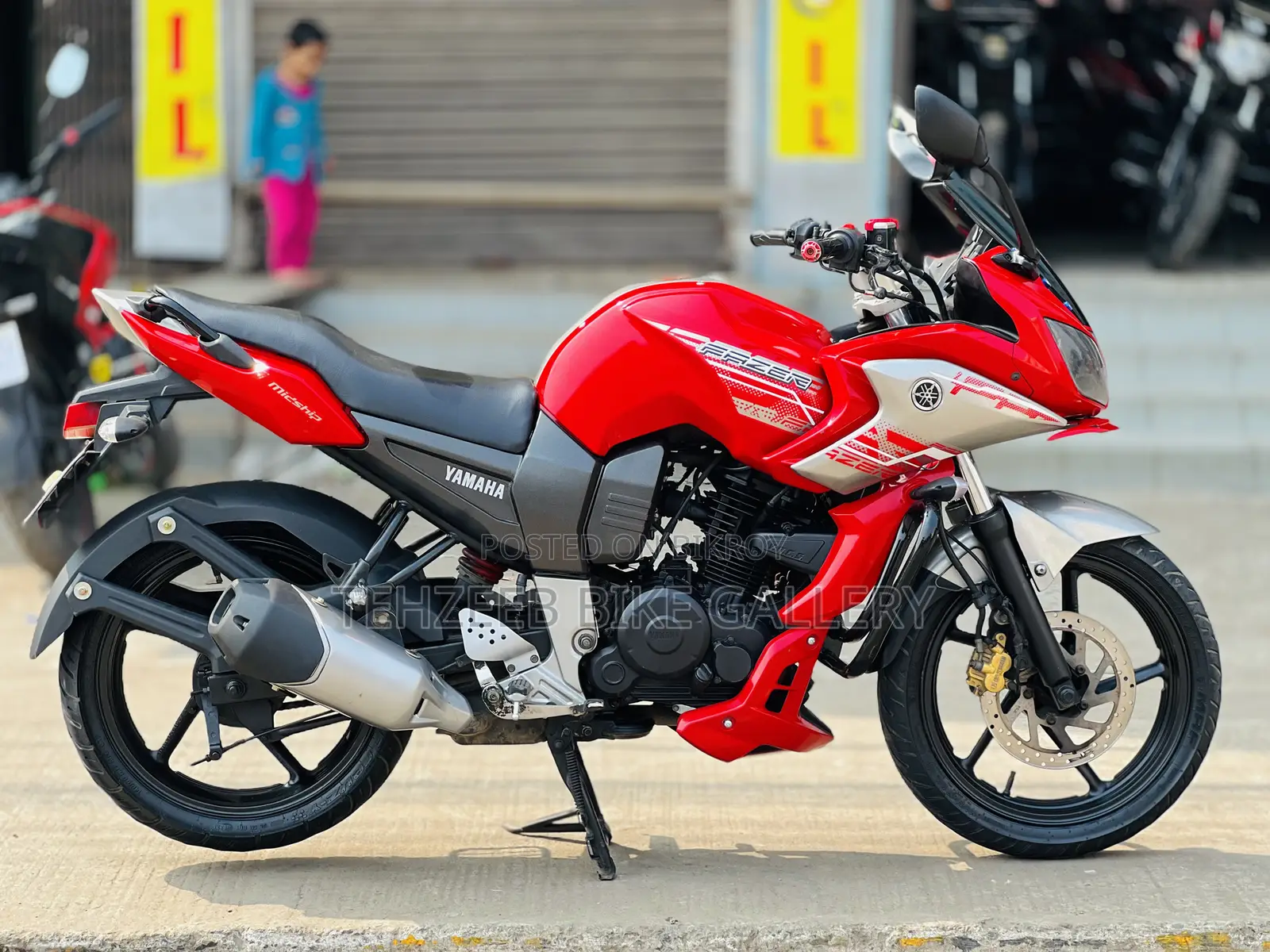 ইয়ামাহা ২০১২ লাল