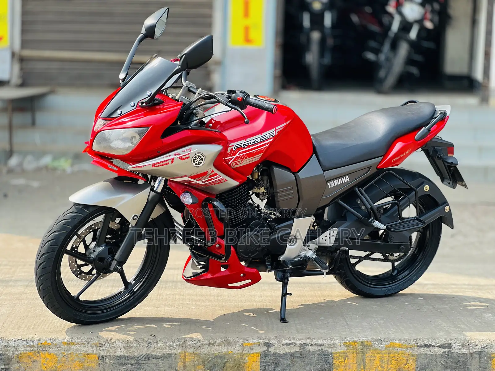 ইয়ামাহা ২০১২ লাল