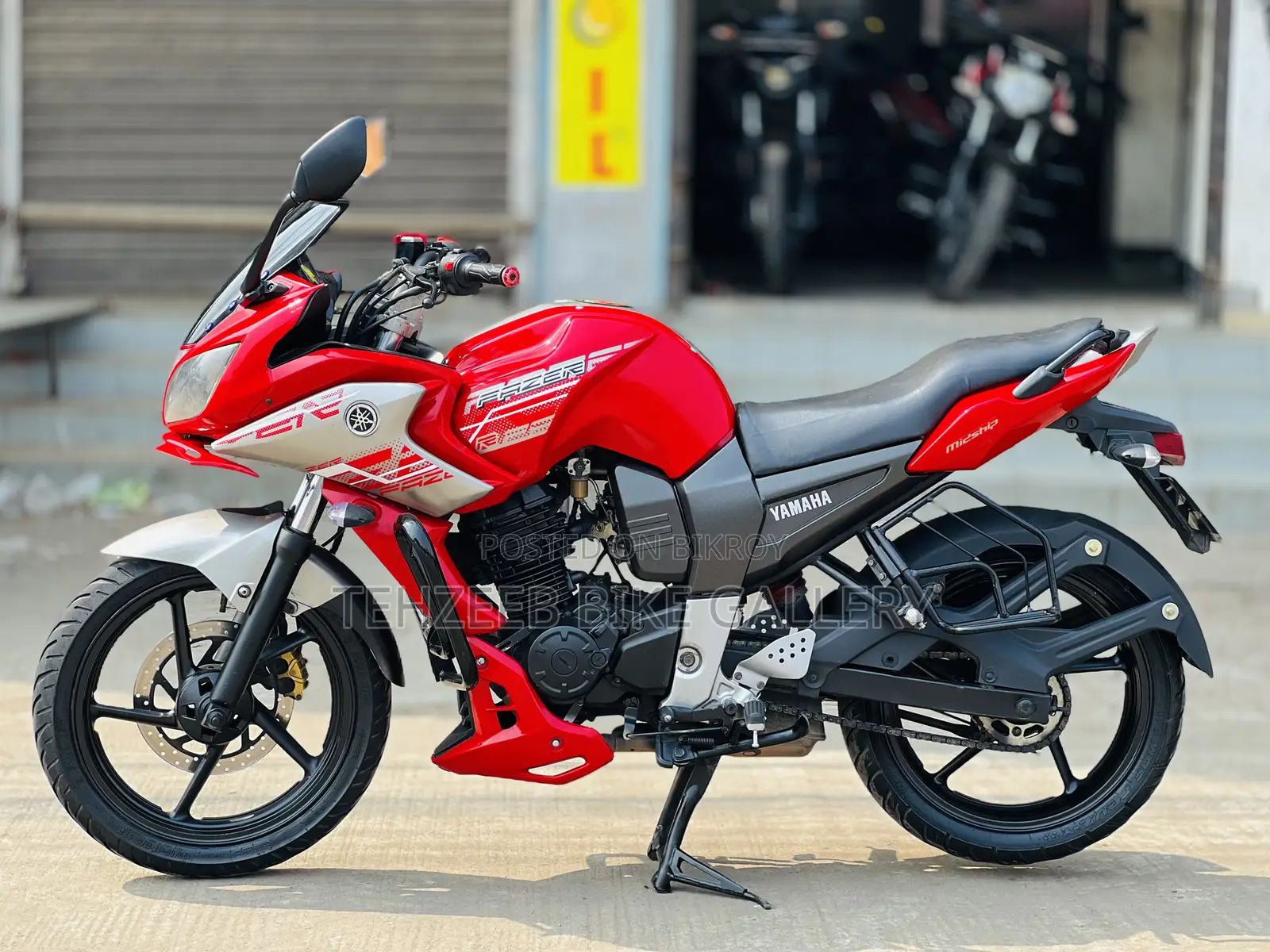 ইয়ামাহা ২০১২ লাল