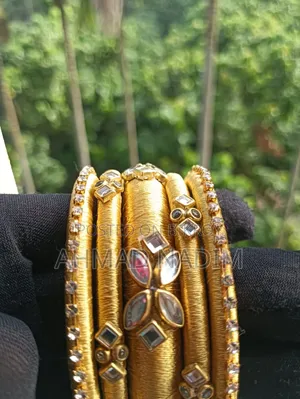 হাতে বানানো চূড়ি