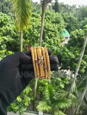হাতে বানানো চূড়ি