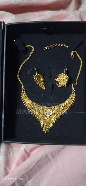 Some urgent 22-karat jewelry for sale.