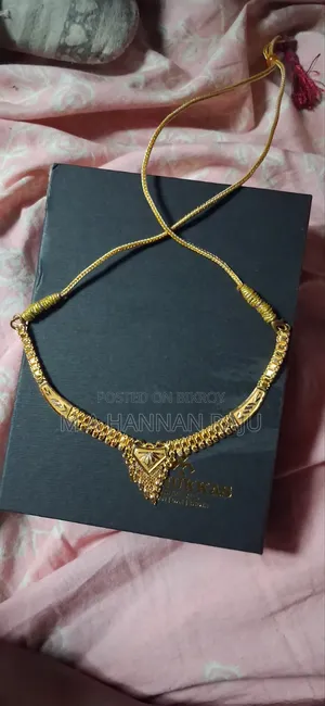 Some urgent 22-karat jewelry for sale.
