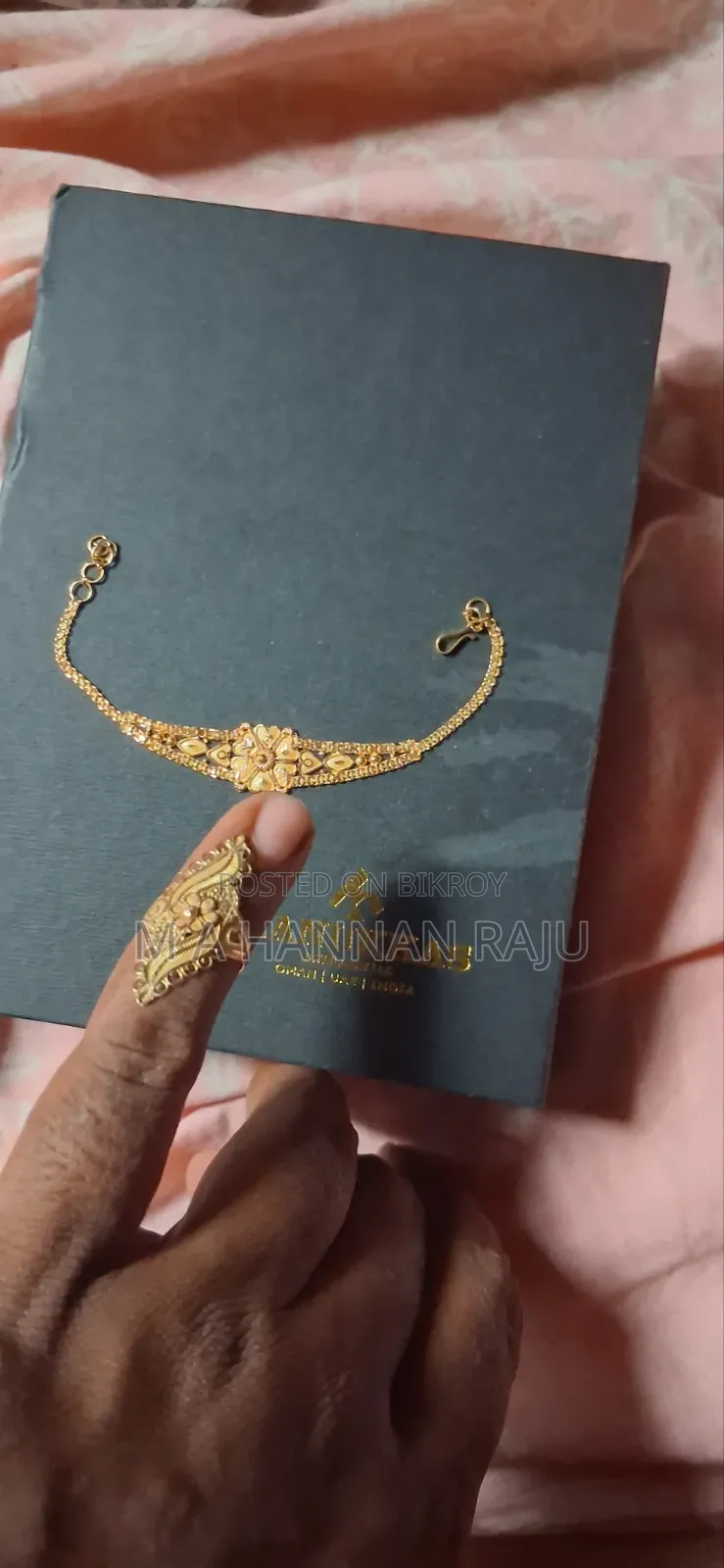 Some urgent 22-karat jewelry for sale.