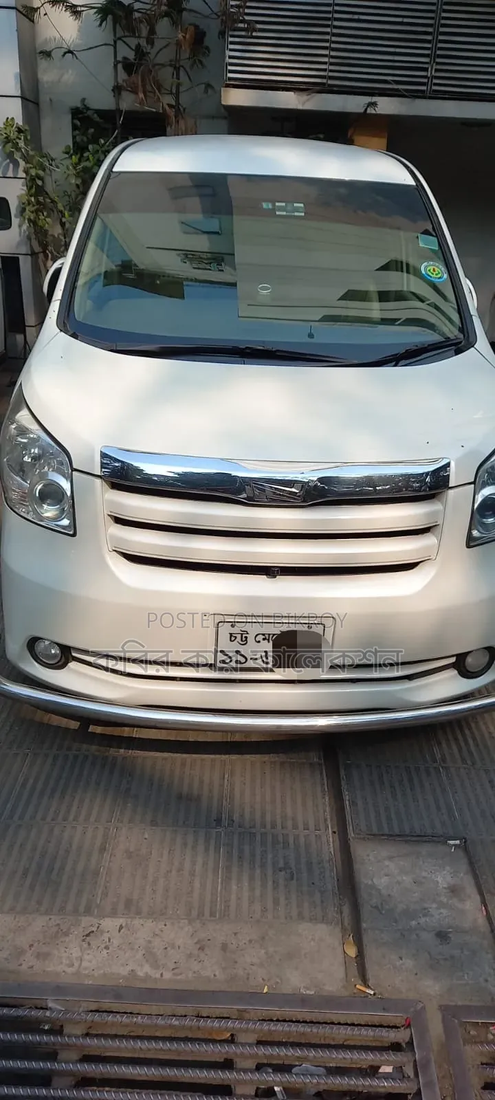 Toyota Noah 2010 Pearl