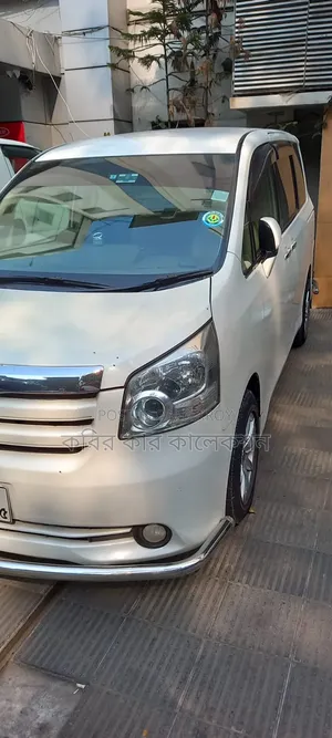 Toyota Noah 2010 Pearl