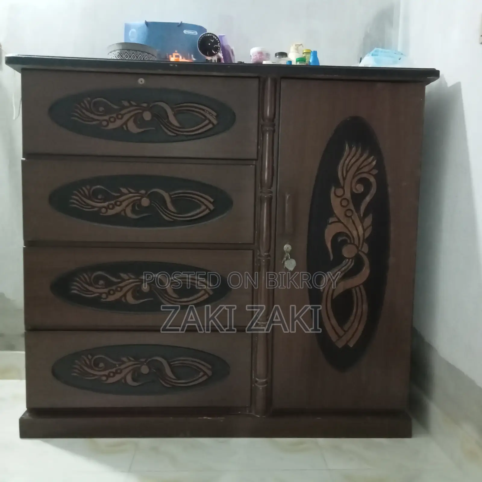 Wardrobe 4 feet wide 4 feet long