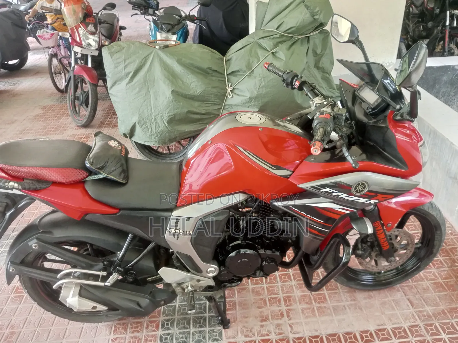 Yamaha ২০১৭ লাল