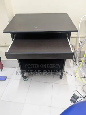 Computer table with wheels in good condition