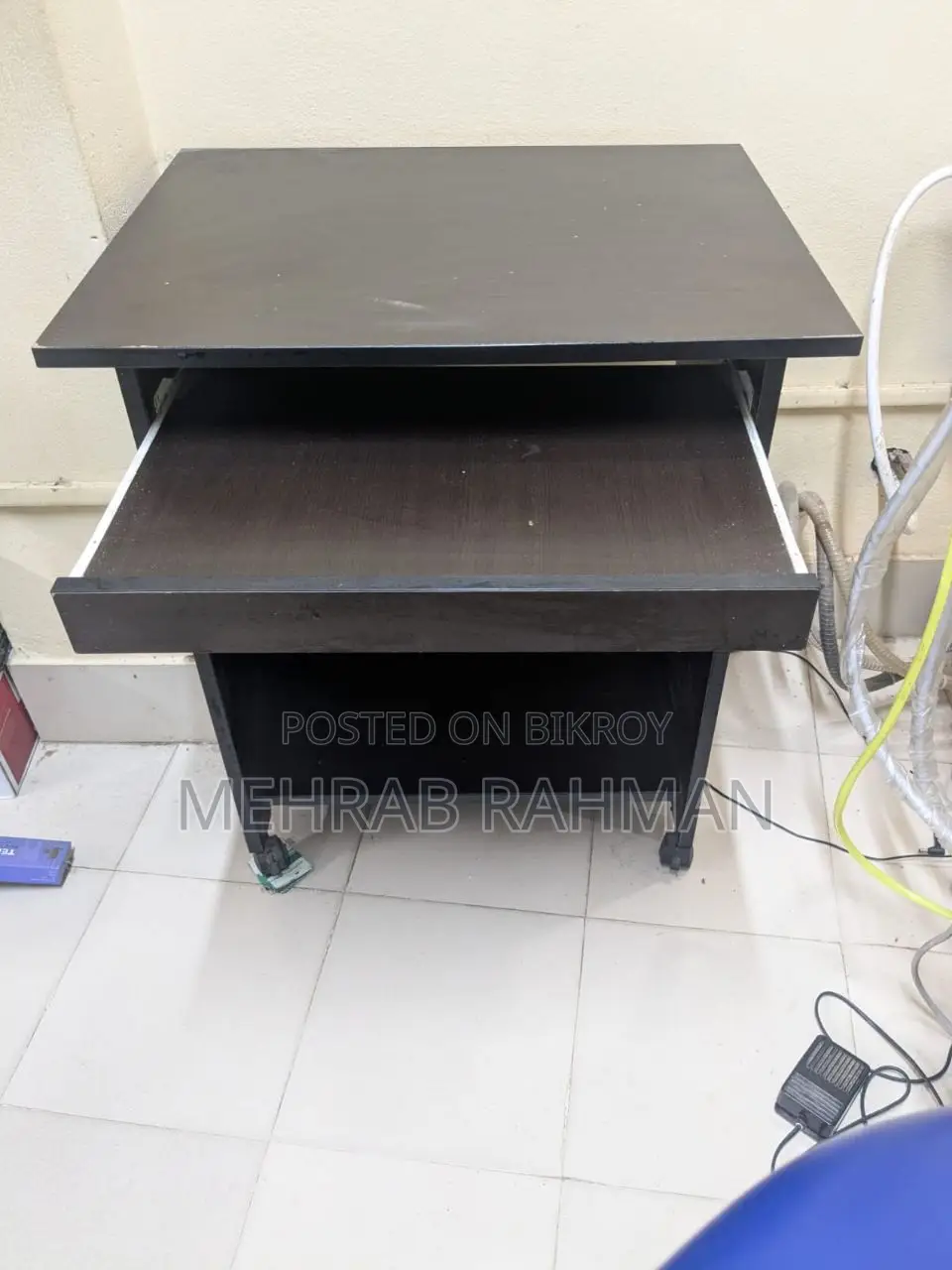 Computer table with wheels in good condition