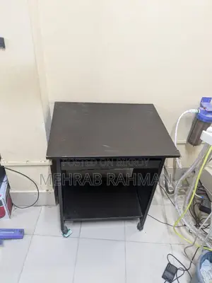 Computer table with wheels in good condition