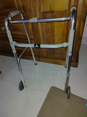 স্টক ও বৃদ্ধ মানুষের হাটার গাড়ি ওকার