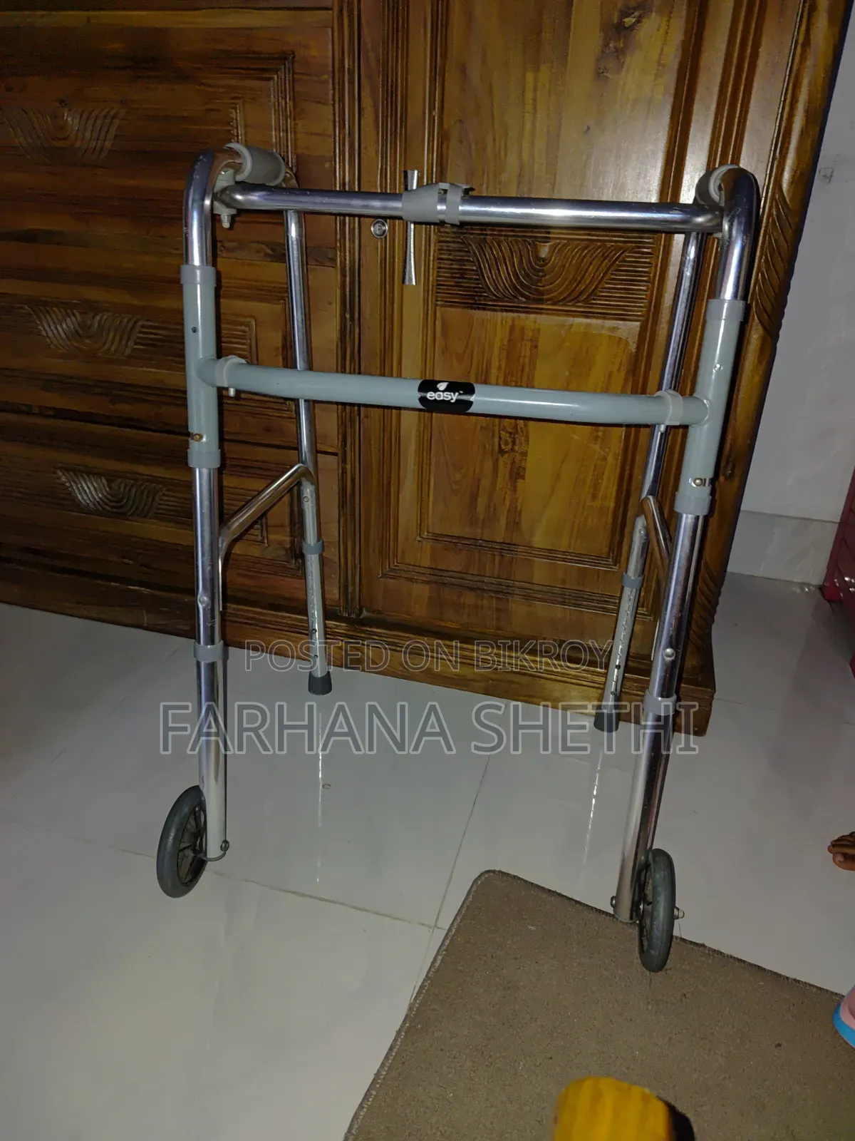 স্টক ও বৃদ্ধ মানুষের হাটার গাড়ি ওকার