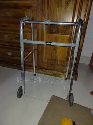 স্টক ও বৃদ্ধ মানুষের হাটার গাড়ি ওকার