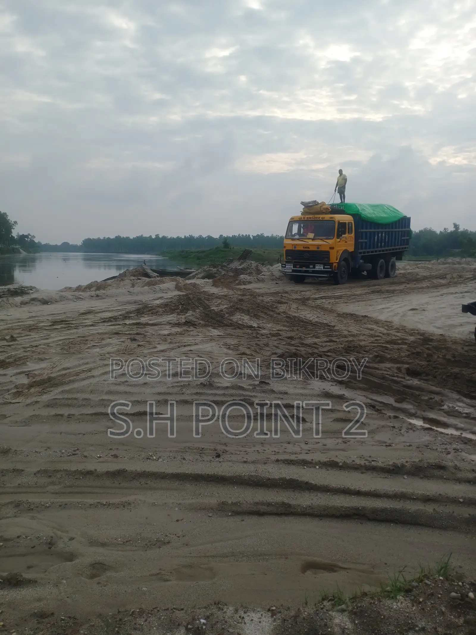 পন্চগড়ের বালু ০৩ ও ০৪ পয়েন্ট এর বালু ১৫৫০০ টাকা ট্রাক