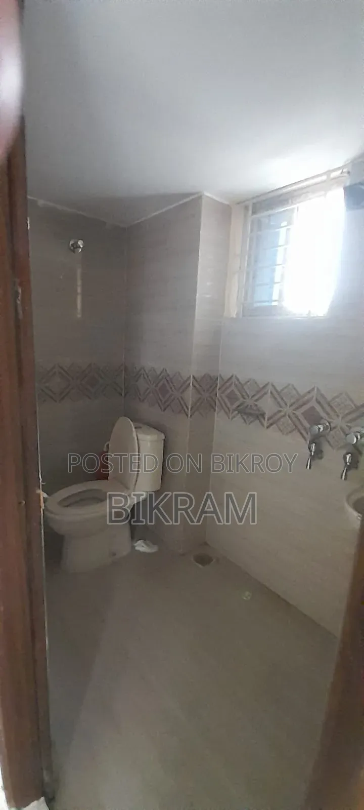 হালিশহরের প্রতিতী ভবনে ৩ বেডরুমের অ্যাপার্টমেন্ট ভাড়ার জন্য