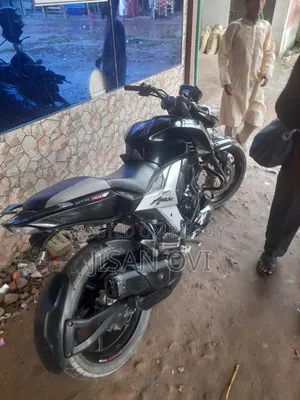 টিভিএস অ্যাপাচি আরটিআর ১৬০ ৪ভি এফআই ২০২৪ কালো