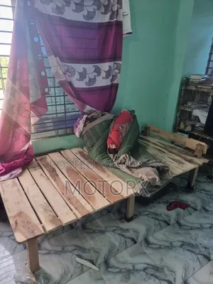 একটা চৌকি খাট আর একটা আলনা বিক্রি হবে