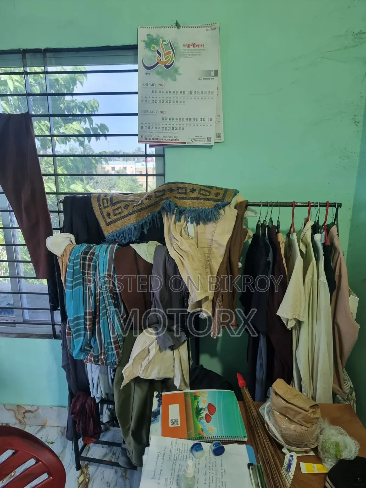 একটা চৌকি খাট আর একটা আলনা বিক্রি হবে